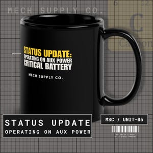 Taza de advertencia industrial con actualización de estado: batería crítica y alimentación auxiliar. Recipiente de combustible técnico para ingenieros, programadores y equipos de alto rendimiento.