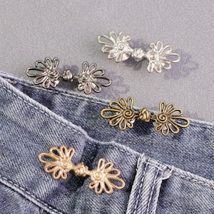 Könnte beinhalten: Rustikales Holzschild mit dem Text "Welcome to our home" in weißer Schrift. Das Schild hat eine Used-Optik und ein schlichtes, einladendes Design, perfekt für eine Veranda oder einen Eingangsbereich.