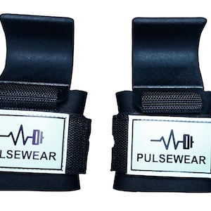 Op de afbeelding: Twee zwarte gewichthefhaakjes met klittenband polsbandjes. Elke haak heeft een wit label met de tekst "PULSEWEAR" en een afbeelding van een hartslag en gewicht.