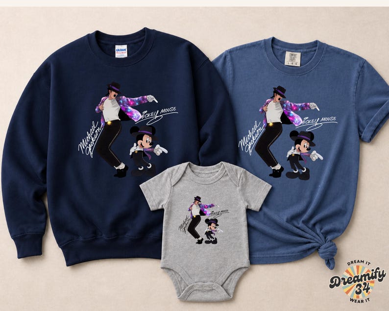 Puede incluir: Sudadera azul marino, camiseta azul y body gris con un gr&aacute;fico de Michael Jackson y Mickey Mouse. El dise&ntilde;o incluye el texto "Michael Jackson" y "Mickey Mouse". La camiseta tiene un dobladillo anudado.