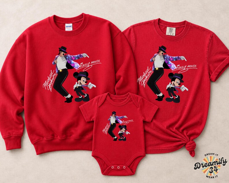 Puede incluir: Conjunto de ropa a juego para la familia, de color rojo, con un gr&aacute;fico de Michael Jackson y Mickey Mouse. El conjunto incluye una sudadera, una camiseta y un body para beb&eacute;. El texto "Michael Jackson" y "Mickey Mouse" est&aacute; impreso.