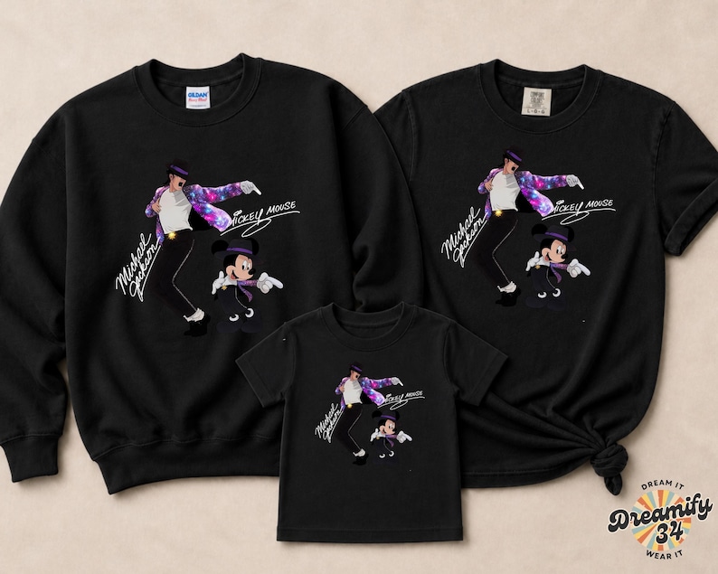 Puede incluir: Sudaderas y camisetas negras con un gr&aacute;fico de Michael Jackson y Mickey Mouse. El dise&ntilde;o incluye el texto "Michael Jackson" y "Mickey Mouse". La imagen muestra una sudadera y dos camisetas.