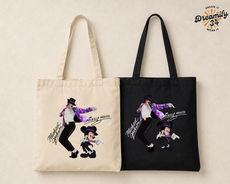 Puede incluir: Dos bolsas de mano, una beige y otra negra, cada una con un gr&aacute;fico de Michael Jackson y Mickey Mouse. Las bolsas tienen asas largas y el texto "Michael Jackson" y "Mickey Mouse" son visibles. Las bolsas tambi&eacute;n tienen el texto "Dreamify 34 Wear It".