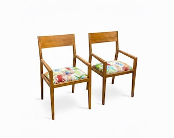 Sillones de teca de estilo moderno de mediados de siglo, asiento tapizado, patas cónicas, diseño minimalista.