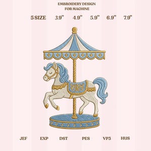Puede incluir: Un diseño de bordado para máquina con un caballo de carrusel bajo un dosel a rayas azules y blancas. El caballo es blanco con crin y cola azules, y detalles dorados. Los diseños varían de 9,9 cm a 20,1 cm.