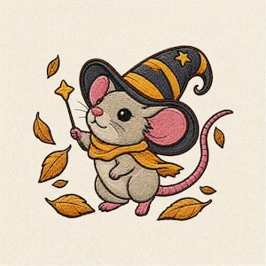 Könnte beinhalten: Ein gesticktes Motiv einer hellgrauen Maus mit einem dunkelblauen und orangefarbenen Zaubererhut und einem passenden orangefarbenen Schal. Die Maus hält einen Zauberstab mit Sternspitze, umgeben von fallenden goldbraunen Herbstblättern.