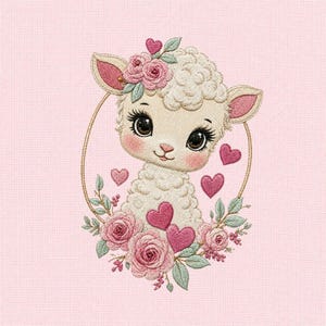 Può includere: Un disegno da ricamo che raffigura un agnello color crema con grandi occhi scuri e ciglia lunghe, incorniciato da un bordo ovale dorato. L'agnello è circondato da rose rosa, foglie verdi e diversi piccoli cuori rosa su un tessuto rosa chiaro.