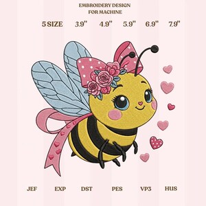 Op de afbeelding: Een borduurontwerp voor machine met een cartoonbij met een roze strik, bloemen en harten. De bij is geel en zwart, met blauwe vleugels. Maten variëren van 9.9 cm tot 20.1 cm. De tekst "EMBROIDERY DESIGN FOR MACHINE" is inbegrepen.