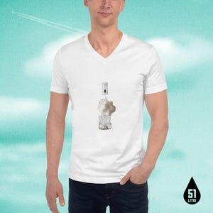 Può includere: T-shirt bianco con scollo a V con grafica di una bottiglia con un'esplosione a forma di nuvola e una goccia che cade. La maglietta ha un design minimalista con il testo "51 LITRI" in una forma a goccia nera.