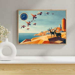 Puede incluir: Una impresión artística enmarcada que presenta un reloj, pájaros, ciervos y un paisaje urbano. La obra de arte tiene un estilo geométrico con una paleta de colores azul, naranja y marrón. El reloj es dorado con números azules.