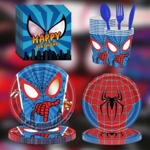 Pode incluir: Um conjunto de artigos para festas com o tema Homem-Aranha. Inclui pratos de papel, copos, guardanapos e talheres de plástico azuis. Os pratos e copos apresentam a máscara e o design de teia de aranha do Homem-Aranha. Os guardanapos dizem "Happy Birthday".