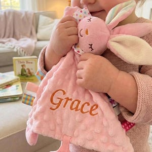 Manta de bebé personalizada con nombre bordado personalizado, manta sensorial de seguridad con lunares Minky, regalo para baby shower, conejo, elefante, dinosaurio y unicornio.