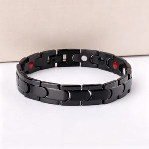 Magnetiskt armband i matt titanstål för män, specialgraverat lås, flerfärgade statement-smycken för vardagsbruk