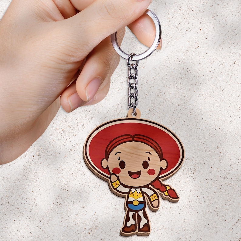 Süßes Jessie Cowgirl Schlüsselbund, Toy Story Holzschlüsselring, Yeehaw Retro 90er Jahre animierter Film Liebhaber Geschenk, entzückender Spielzeug Rucksack Taschenanhänger Merch Bild 4
