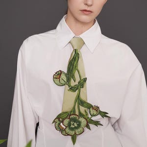 Geborduurde botanische stropdas, geborduurde stropdas, uniseks stropdas, stropdas voor vrouwen, artistieke stropdas, cadeau voor haar, handgemaakte speciale stropdas