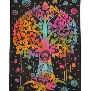 Puede incluir: Tapiz negro con un diseño de árbol vibrante con hojas de colores arcoíris y una figura de Buda sentado. El tronco y las hojas del árbol presentan tonos de naranja, amarillo, rosa y azul. Patrones florales y de puntos decorativos.