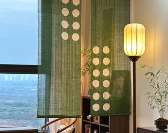 Cortina Noren de ramio teñida con tintes vegetales, hecha a mano y personalizada / Separador de ambientes con puntos verdes