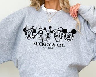 Sudadera Mickey and Co., Camiseta Mickey and Co. est. 1928, Sudadera unisex de tallas grandes, Sudaderas familiares de Disney, Sudadera de viaje