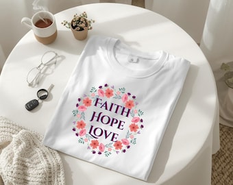 Camiseta cristiana con fe, esperanza y amor, con estampado floral para mujer, regalo religioso inspirador, diseño floral en rosa y verde azulado.