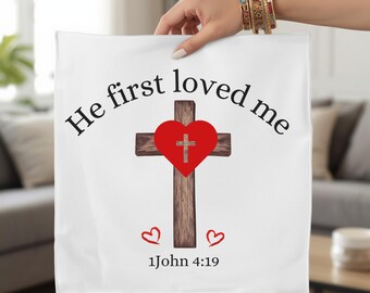 Él me amó primero, cita cristiana PNG / Diseño minimalista de versículos bíblicos / Cristiano moderno / Fe Png / Regalo religioso / Descarga digital