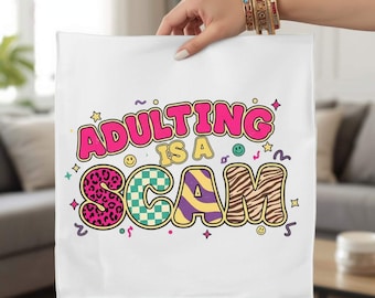 Ser adulto es una estafa PNG, Sarcasmo divertido PNG, Sarcasmo a cuadros PNG, Humor adulto PNG, Diseños de moda, Humor sobre salud mental PNG, Sarcasmo PNG