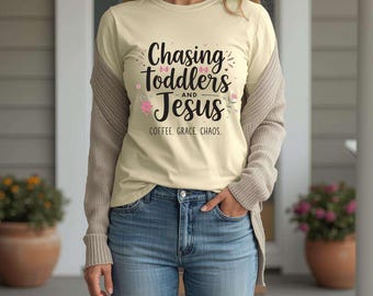 Camiseta "Persiguiendo a niños pequeños y a Jesús" PNG, Mamá cristiana PNG, Camiseta basada en la fe, Camiseta de maternidad del Reino, PNG estético basado en la fe para camisetas