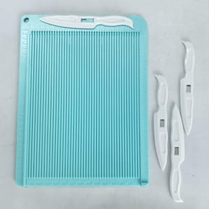 Può includere: Una tavola per cordonatura rettangolare color azzurro con scanalature verticali e un righello stampato lungo i bordi, accompagnata da quattro pieghettine in plastica bianca di varie forme per lavori con la carta.