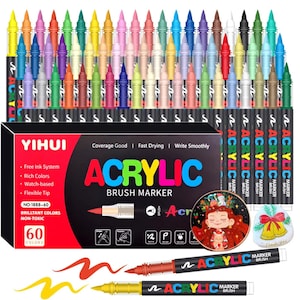 Op de afbeelding: Een set van 60 acryl brush markers in diverse kleuren. De doos toont de tekst "ACRYLIC BRUSH MARKER" en "60 COLORS". De markers zijn niet-toxisch en hebben een flexibele punt. De afbeelding toont ook een voorbeeld van de inkt.