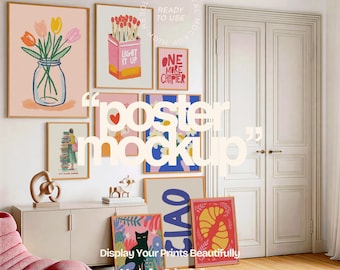 Op de afbeelding: Een verzameling ingelijste kunstprints in verschillende maten en stijlen, waaronder bloemen, abstracte en tekstgebaseerde ontwerpen. De prints worden weergegeven op een witte muur, met een roze fauteuil en een houten vloer op de voorgrond. De tekst "Display Your Prints Beautifully" is zichtbaar.