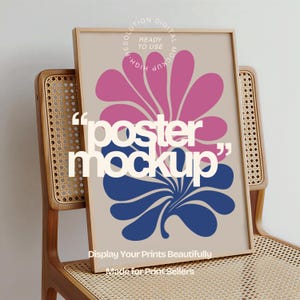 Puede incluir: Una maqueta de póster enmarcado con un fondo beige y un diseño floral rosa y azul. El texto "poster mockup" se muestra de forma destacada. El póster está apoyado en una silla de madera con respaldo tejido. El texto en el póster dice "Display Your Prints Beautifully" y "Made for Print Sellers."
