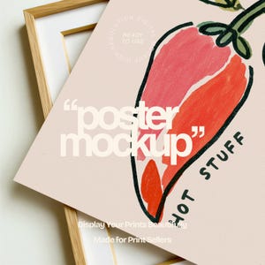 Op de afbeelding: Een witte keramische mok met een zwarte handgreep en de tekst "But First, Coffee" in een vetgedrukte, zwarte letter. De mok staat tegen een vage achtergrond, wat het strakke ontwerp benadrukt.