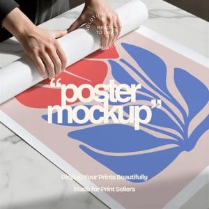 Könnte beinhalten: Ein Poster-Mockup mit einem floralen Design in Rot und Blau auf hellrosa Hintergrund. Der Text "poster mockup" ist prominent dargestellt. Das Bild enthält auch den Text "Display Your Prints Beautifully" und "Made for Print Sellers".