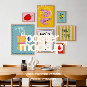 Pode incluir: Uma coleção de impressões artísticas emolduradas com ilustrações coloridas, incluindo um morango, camarões, limões e uma cafeteira. As impressões são exibidas em uma parede branca acima de uma mesa de madeira.