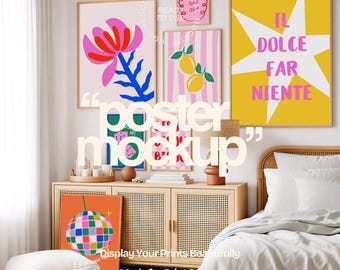 Op de afbeelding: Een verzameling ingelijste kunstprints met kleurrijke, abstracte ontwerpen. De prints bevatten een grote roze en rode bloem, citroenen en de zin "IL DOLCE FAR NIENTE". De tekst "poster mockup" staat over de afbeelding, samen met de tekst "Display Your Prints Beautifully Made for Print Sellers."