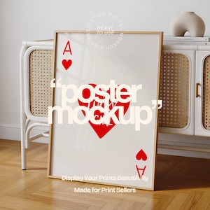 Puede incluir: Maqueta de póster enmarcado con un diseño de carta de As de corazones rojo. El póster tiene el texto "poster mockup" en blanco. El texto adicional incluye "Ready to Use" y "Display Your Prints Beautifully". El marco es de color madera clara.