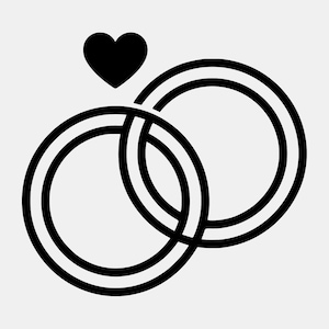 Op de afbeelding: Zwart-wit afbeelding van twee in elkaar grijpende trouwringen met een zwart hart erboven. De ringen hebben een dubbel lijnenontwerp, dat eenheid en liefde symboliseert. De achtergrond is effen wit.
