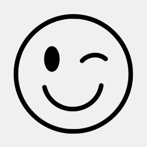 Può includere: Un disegno a tratto nero e bianco di una faccina sorridente che fa l'occhiolino. Il viso è un cerchio con un contorno nero. Un occhio è un ovale nero e l'altro occhio è chiuso in un ammiccamento. La bocca è una linea curva, che forma un sorriso.