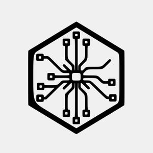 Pode incluir: Ilustração a preto e branco de um design de placa de circuito dentro de um hexágono. O design apresenta um quadrado central com linhas radiantes e quadrados menores nas extremidades, representando componentes eletrónicos.