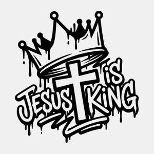Könnte beinhalten: Schwarz-weißes Graffiti-Design mit Krone, Kreuz und dem Schriftzug "Jesus is King". Das Design beinhaltet einen tropfenden Farbeffekt, der eine auffällige urbane Ästhetik erzeugt.