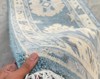 手作りのウシャクランナーラグ – ヴィンテージブルーのウール製廊下用ランナー、トルコの農家風カーペット 2.5x8
