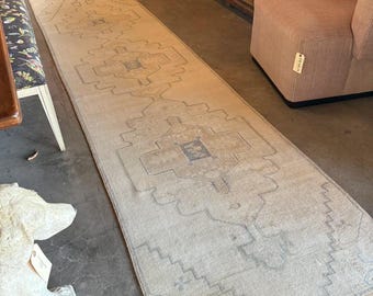 Alfombra de pasillo Oushak hecha a mano, alfombra de lana turca vintage para recibidor, alfombra de entrada beige neutra de 2,5 x 10 pies.