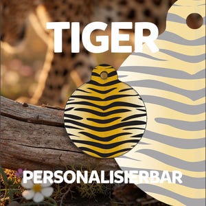 Könnte beinhalten: Eine runde Haustier-Identifikationsmarke mit gelb-schwarzem Tigerstreifenmuster und einem Loch zur Befestigung. Das Wort TIGER steht in großen weißen Buchstaben über der Marke und das Wort PERSONALISIERBAR befindet sich darunter.
