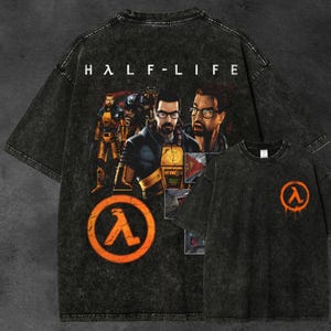 Peut inclure: Deux t-shirts noirs à l'aspect vieilli. L'un arbore un logo orange à l'avant. L'autre affiche le texte "HALF-LIFE" et un graphisme de personnages de jeu vidéo au dos. Le logo est également présent à l'avant.