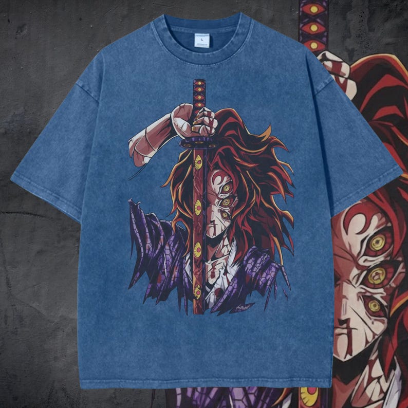 K&ouml;nnte beinhalten: Blaues T-Shirt mit einer Grafik eines Charakters mit mehreren Augen und roten Haaren, der ein Schwert h&auml;lt. Die Illustration im Anime-Stil ist detailliert. Das T-Shirt hat eine Vintage-Waschung.