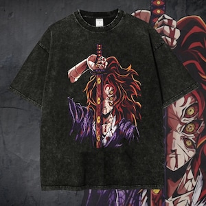 K&ouml;nnte beinhalten: Schwarzes T-Shirt mit einer Grafik eines Charakters mit roten Haaren, mehreren Augen und einem Schwert. Die Figur tr&auml;gt ein lila-wei&szlig;es Outfit. Das T-Shirt hat einen verwaschenen, Vintage-Look.