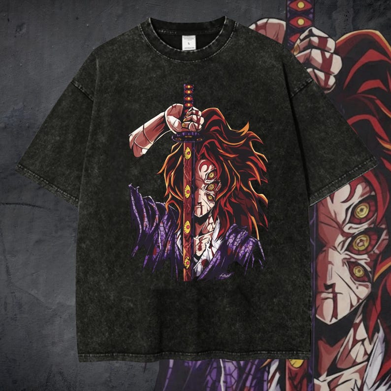 K&ouml;nnte beinhalten: Schwarzes T-Shirt mit einer Grafik eines Charakters mit roten Haaren, mehreren Augen und einem Schwert. Die Figur tr&auml;gt ein lila-wei&szlig;es Outfit. Das T-Shirt hat einen verwaschenen, Vintage-Look.