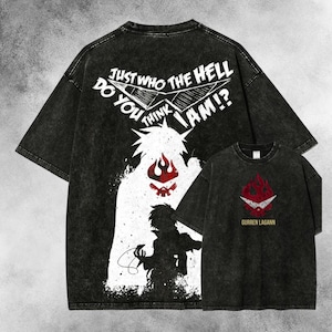 Op de afbeelding: Zwart grafisch t-shirt met de tekst "JUST WHO THE HELL DO YOU THINK I AM!?" en een witte en rode illustratie op de achterkant. Een kleiner shirt met een rode en witte afbeelding en de tekst "GURREN LAGANN" wordt ook getoond.