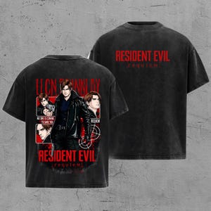 Może przedstawiać: Czarny t-shirt z grafiką Resident Evil. Przód koszulki przedstawia ilustrację postaci z napisem "LEON KENNEDY" i "RESIDENT EVIL requiem". Tył koszulki ma napis "RESIDENT EVIL requiem" w kolorze czerwonym.