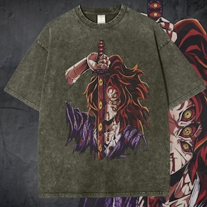 K&ouml;nnte beinhalten: Olivgr&uuml;nes T-Shirt mit einer Grafik eines Charakters mit mehreren Augen, der ein Schwert h&auml;lt. Der Charakter hat rotes Haar und tr&auml;gt ein lila-wei&szlig;es Outfit. Das T-Shirt hat einen Vintage-Look.