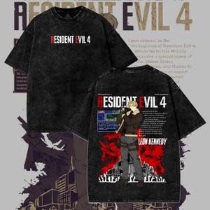 Może przedstawiać: Czarny t-shirt z grafiką z napisem "RESIDENT EVIL 4" w kolorze czerwonym i białym. Tył koszulki przedstawia grafikę postaci i napis "LEON KENNEDY". Koszulka ma sprany, vintage wygląd.